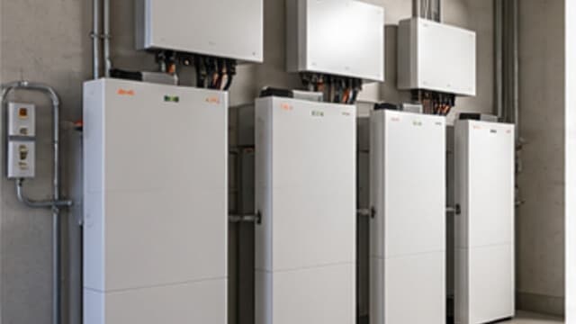 Batterie solaire en hiver : limites en Suisse