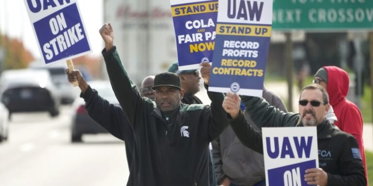 L’UAW étend sa grève alors que 6 800 travailleurs de Stellantis se retirent
