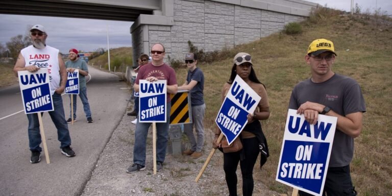 L’UAW intensifie sa grève contre le seul GM résistant