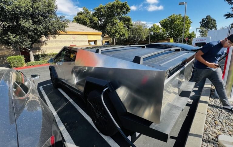 Tesla Cybertruck avec porte-bagages vu à la station Supercharger