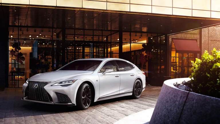 La Lexus LS 2024 arrive avec des modifications technologiques