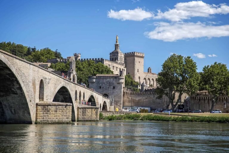 Guide des bornes de recharge et des installateurs à Avignon