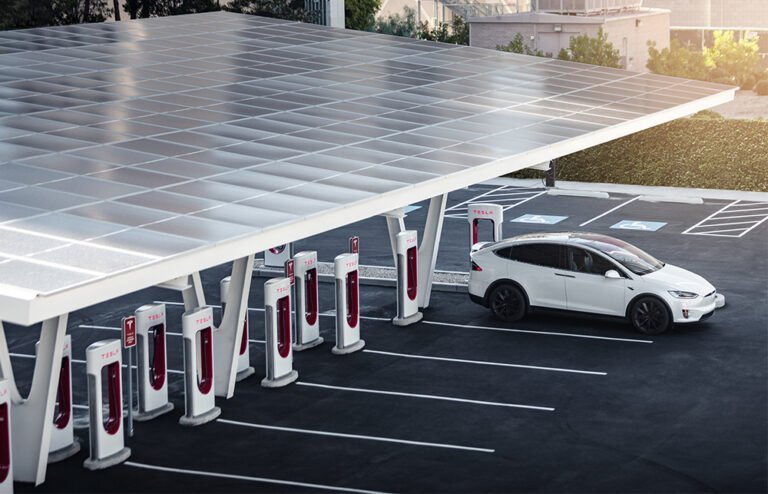 Véhicules électriques chargés |  Une grande chaîne de stations-service britannique va acheter des chargeurs Tesla EV