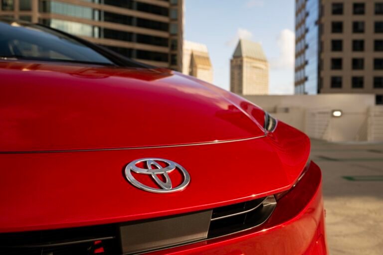 L’augmentation de batterie de 8 millions de dollars de Toyota annonce les véhicules électriques et hybrides rechargeables fabriqués aux États-Unis