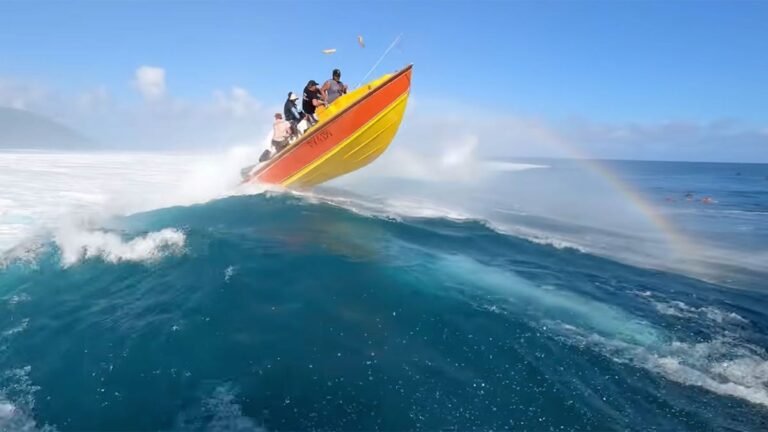 Mammoth Wave fait presque renverser un bateau à Tahiti, les passagers s’envolent