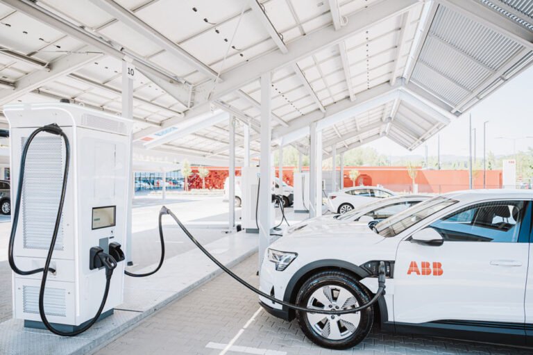 Véhicules électriques chargés |  L’e-mobilité d’ABB simplifie le paiement de la recharge des véhicules électriques grâce à l’acquisition de Vourity