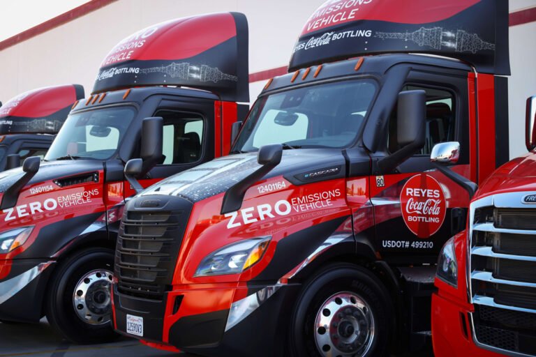 Véhicules électriques chargés |  Guerres des Cola EV : Daimler livre des Freightliner eCascadias à California Coca-Cola Bottler