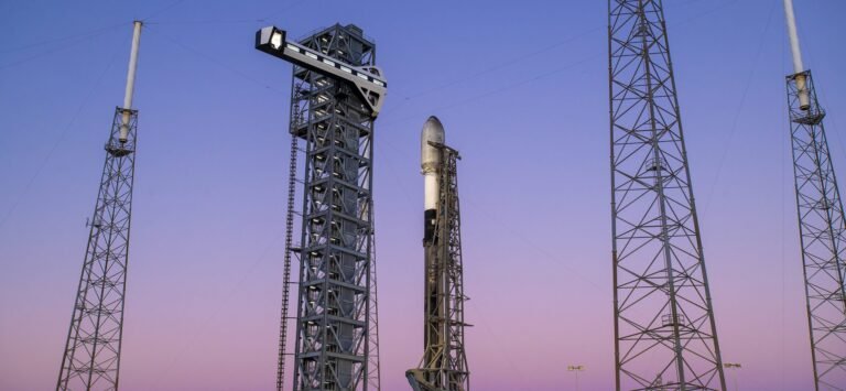 SpaceX installe un nouveau Crew Access Arm entre les lancements de Starlink