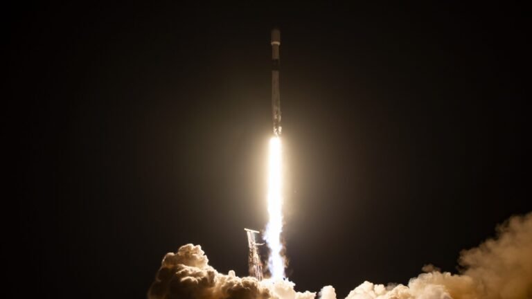 SpaceX envoie 22 satellites Starlink en orbite depuis la Californie