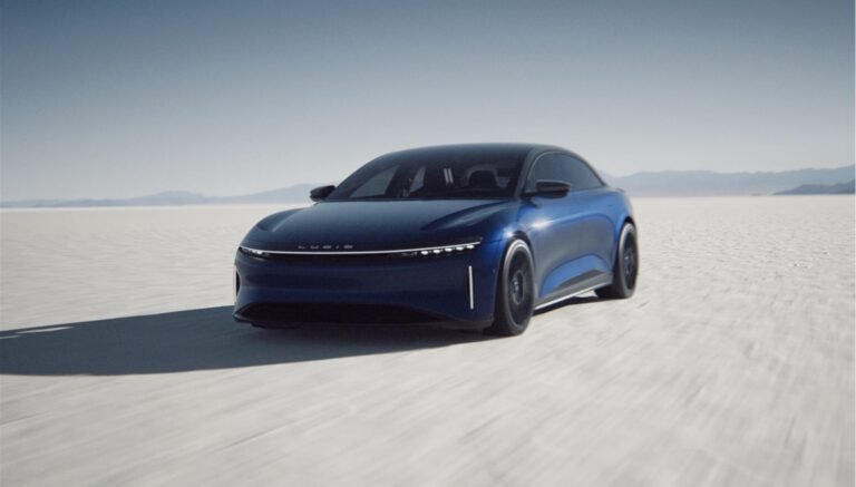 Lucid Motors adopte le NACS de Tesla, ne laissant que Volkswagen et Stellantis