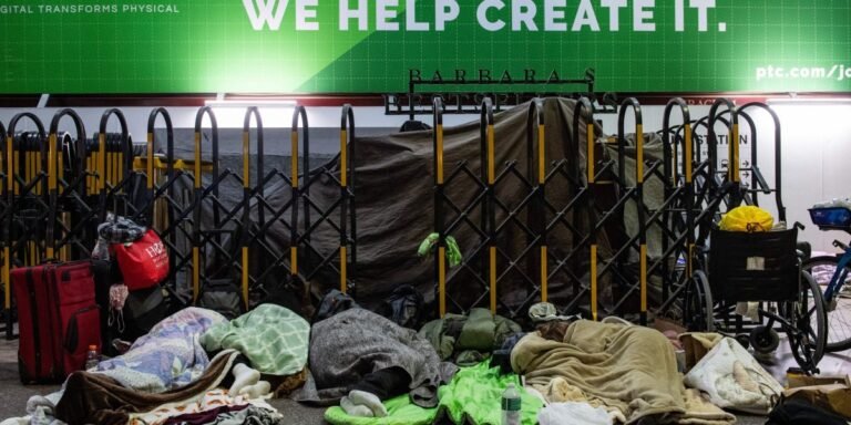 Le Massachusetts va laisser les sans-abri passer la nuit dans le bâtiment des transports de Boston alors que le système d’abris d’urgence atteint la limite de l’État de 7 500 familles