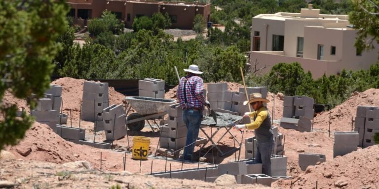 “Vraiment, nous sommes dans une crise” : les électeurs de Santa Fe donnent un élan aux “taxes sur les maisons” en approuvant un prélèvement sur les ventes de maisons de plus d’un million de dollars pour financer des logements abordables