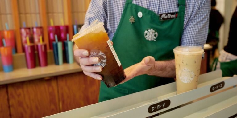 Starbucks augmente les salaires des travailleurs horaires aux États-Unis, mais exclut les membres syndiqués de certaines de ces augmentations