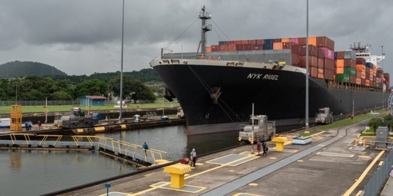 Le canal de Panama est tellement encombré et « peu fiable » que les navires font des détours sur des milliers de kilomètres pour éviter des retards coûteux.
