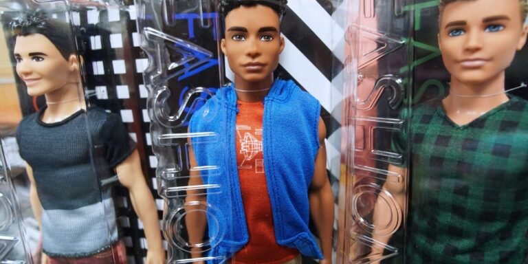 L’ami de Barbie, Ken, ne parvient pas à entrer au Temple de la renommée du jouet malgré sa récente célébrité au cinéma dans lequel il a été interprété par Ryan Gosling