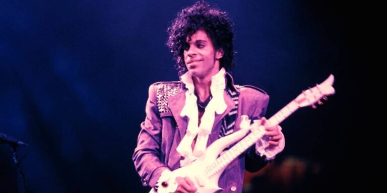 La chemise blanche à volants « Purple Rain » de Prince et ses emblématiques bottes à talons bleues qui montrent son « influence et son héritage » dans la mode sont mises aux enchères