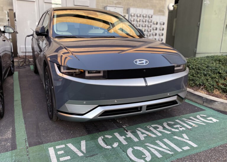 Véhicules électriques chargés |  Alors que d’autres crient au blues, Hyundai annonce un bénéfice record et maintient ses projets de véhicules électriques sur la bonne voie