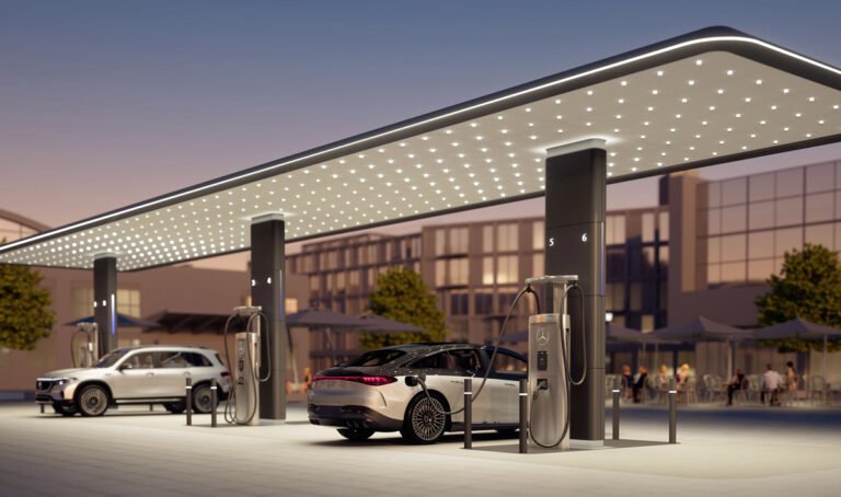 Véhicules électriques chargés |  Mercedes-Benz ouvre le premier centre de recharge de son réseau de recharge pour véhicules électriques haut de gamme aux États-Unis