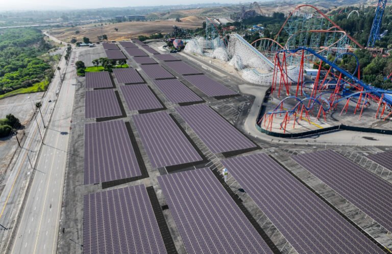 Six Flags Magic Mountain commence officiellement la construction d’un énorme projet d’abri solaire