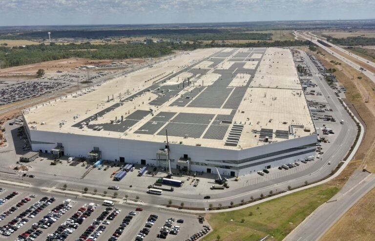 Le toit solaire Tesla de Giga Texas sera le plus grand au monde une fois terminé