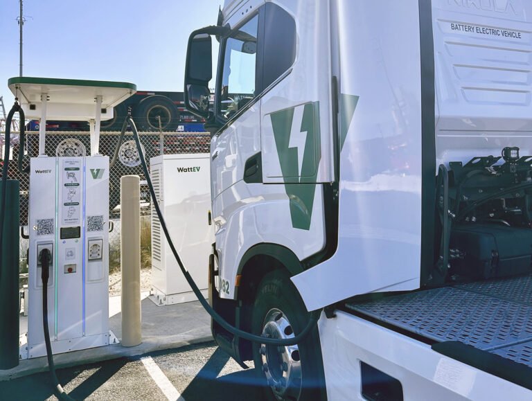 Véhicules électriques chargés |  Première installation de recharge de camions électriques en son genre au port de Long Beach : une étude de cas (webinaire)