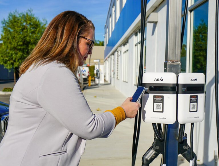 Véhicules électriques chargés |  Le spécialiste des services aux installations ABM déploie son propre réseau de recharge pour véhicules électriques