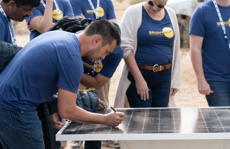 Le gouverneur de l’Arizona assiste à l’inauguration des travaux d’un projet solaire de 300 MW