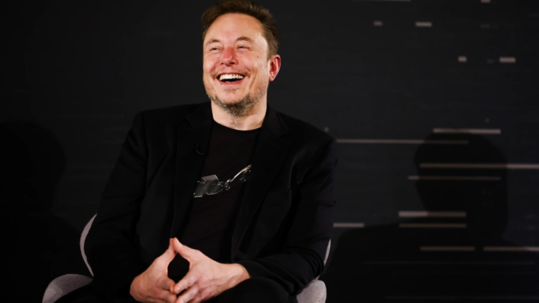 Darren Aronofsky réalisera un biopic sur Elon Musk pour A24