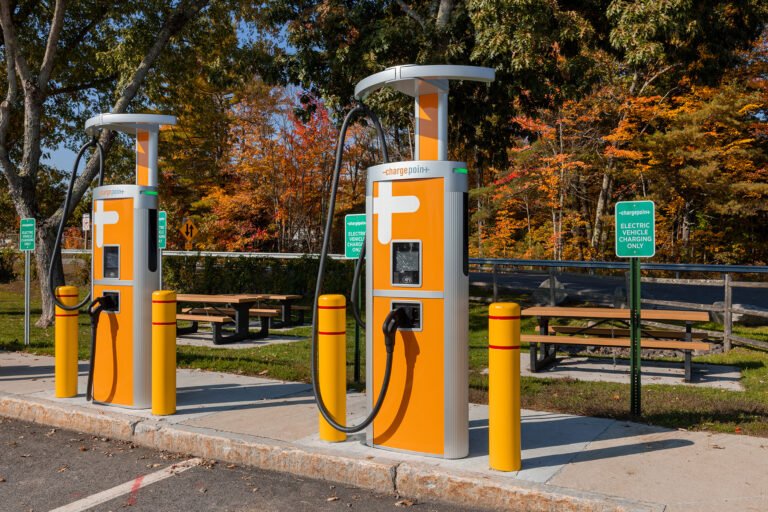 ChargePoint lance un nouveau chargeur ultra-rapide ;  revendique Mercedes-Benz comme premier client