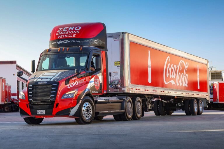 Daimler Truck livre 20 eCascadias à Reyes Coca-Cola Bottling
