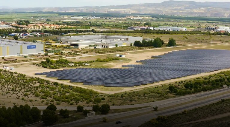 Stellantis rachète des travailleurs pour faciliter la transition vers les véhicules électriques, suite à la grève de l’UAW