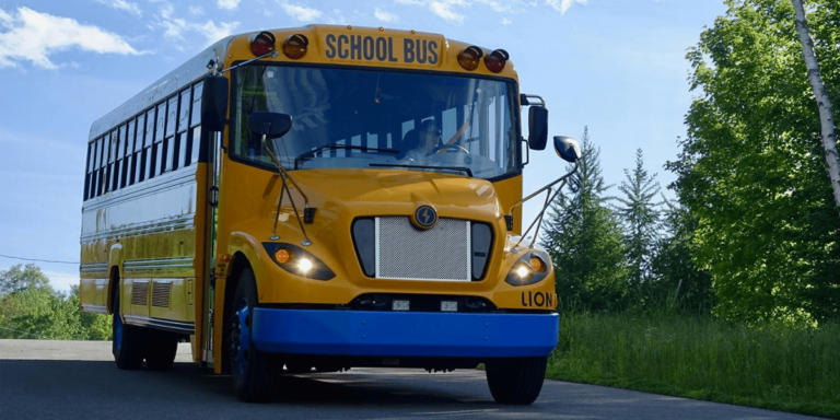 Lion Electric prend des commandes de 50 autobus scolaires électriques pour l’Alberta