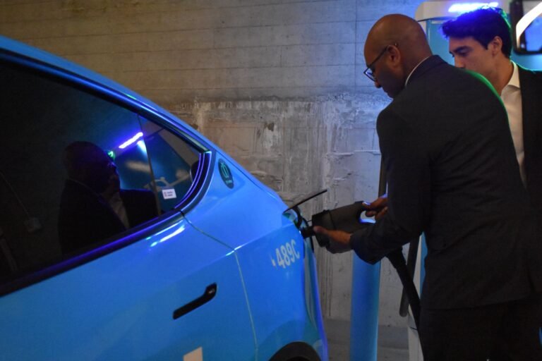 Revel ouvre la première station de recharge rapide pour véhicules électriques dans le Queens avec BP Richards