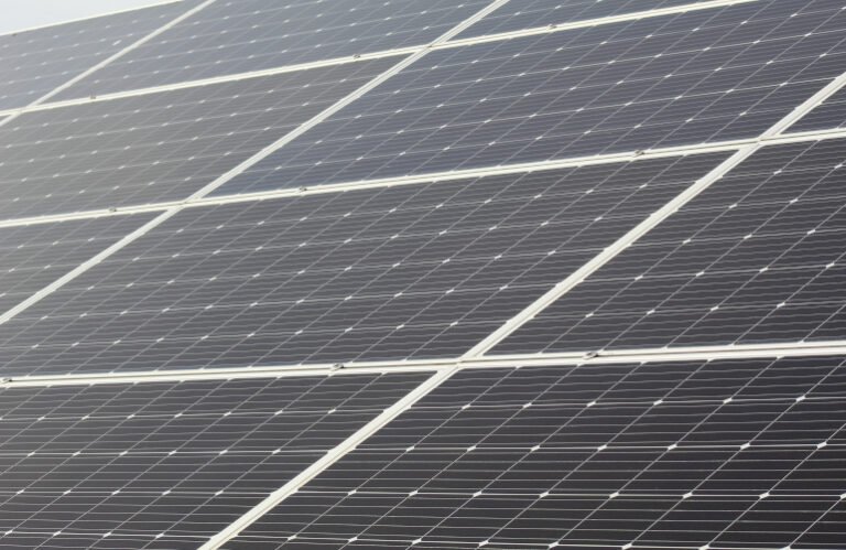 DE Shaw achève un projet solaire de 100 MW pour SMUD