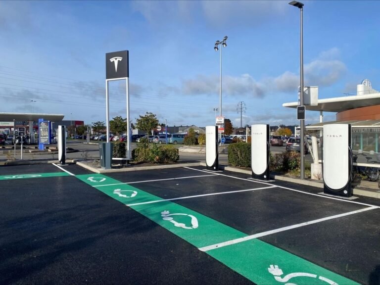 Ouverture du Supercharger de Dinan en Bretagne : une nouvelle étape pour Tesla