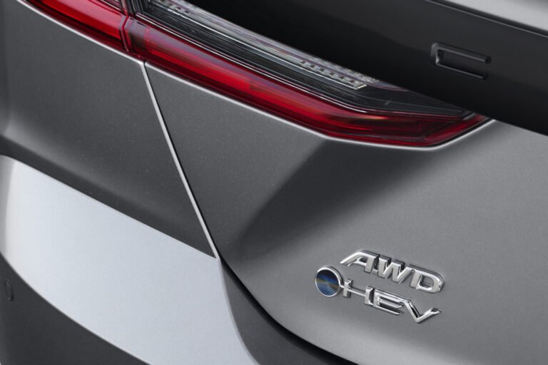 La Toyota Camry 2025 fera ses débuts le 14 novembre avec l’option hybride à traction intégrale