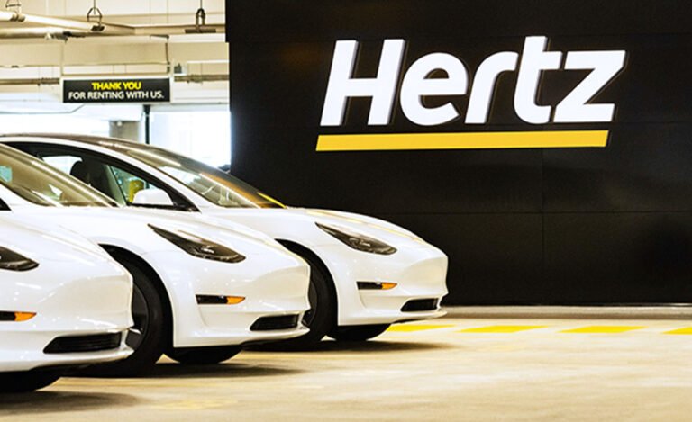Hertz ralentit les projets Tesla et EV, invoquant les coûts de réparation des collisions