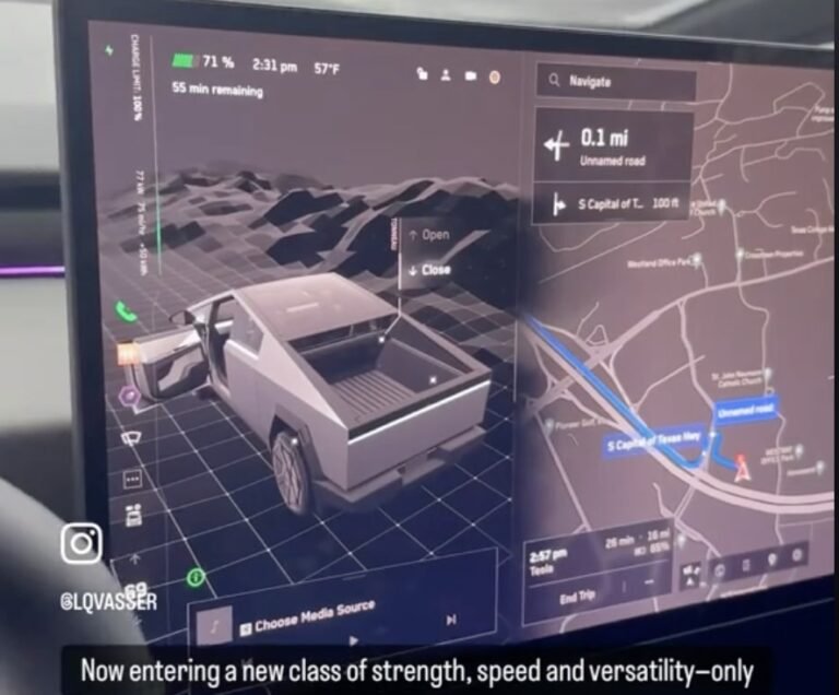 Gros plan sur l’intérieur, l’interface utilisateur et le tonneau du Tesla Cybertruck avant les livraisons