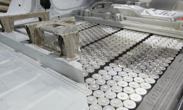 Le prix des batteries au lithium-ion chute de 14 % à 139 $/kWh : analyse