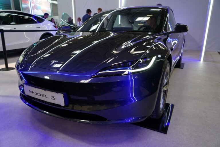 Les performances améliorées de la Tesla Model 3 devraient être lancées début 2024 : rapport