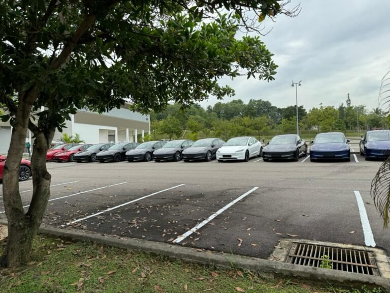 La Model 3 rafraîchie de Tesla est arrivée dans un centre de livraison en Malaisie