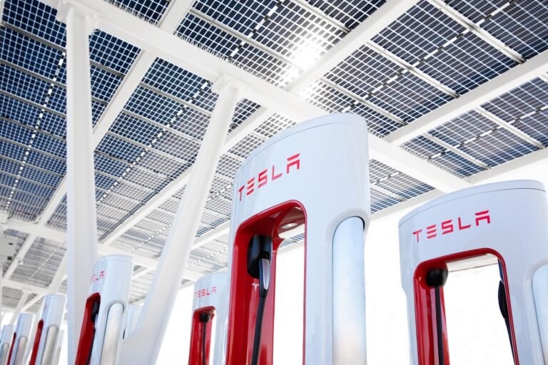Tesla offre six mois de suralimentation gratuite aux acheteurs de Model 3/Y