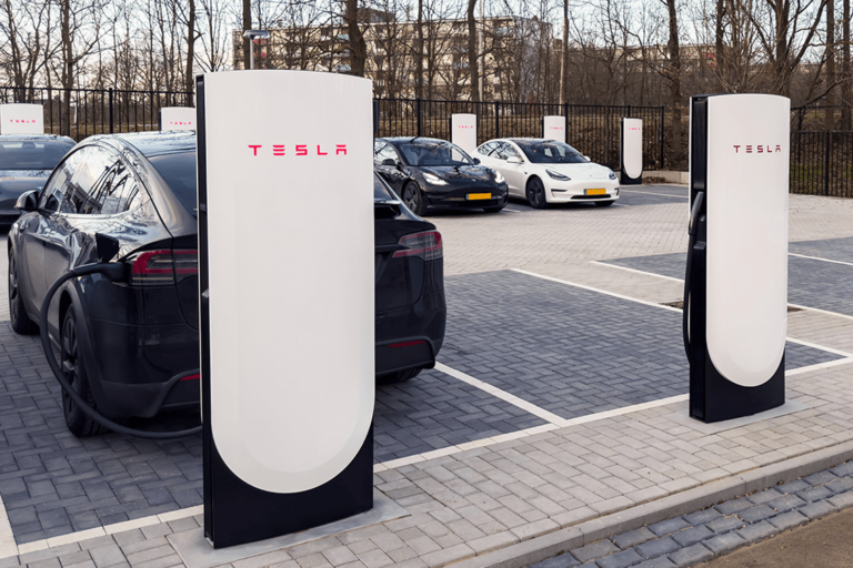 Tesla met en service les premiers superchargeurs V4 en Allemagne