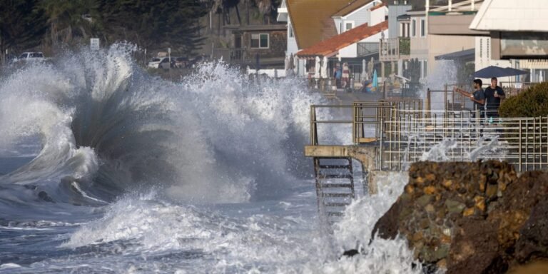 Des vagues « noueuses » atteignant 40 pieds de haut frappent les plages de la côte ouest et provoquent des inondations : « Elles sont énormes »