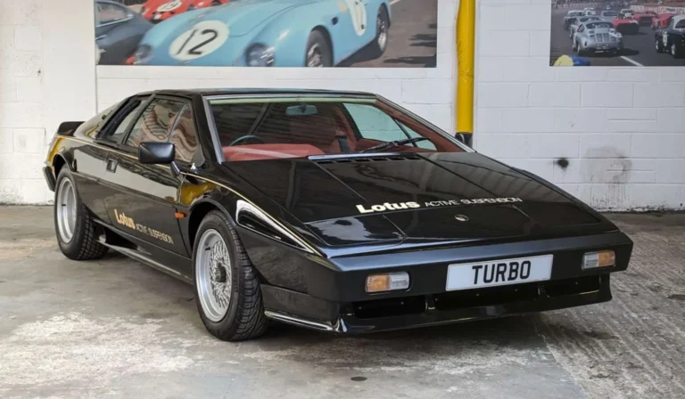 La Lotus Esprit Turbo de 1983 avec un prototype de suspension active sera mise aux enchères