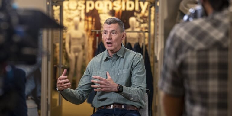 Levi Strauss va supprimer jusqu’à 15% des effectifs dans le cadre d’une “initiative de productivité”, les actions s’effondrent