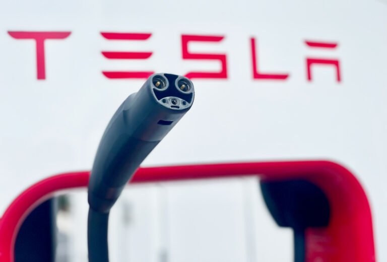 Véhicules électriques chargés |  La Federal Highway Administration sollicite des commentaires sur la manière de certifier le NACS de Tesla pour les subventions de recharge des véhicules électriques