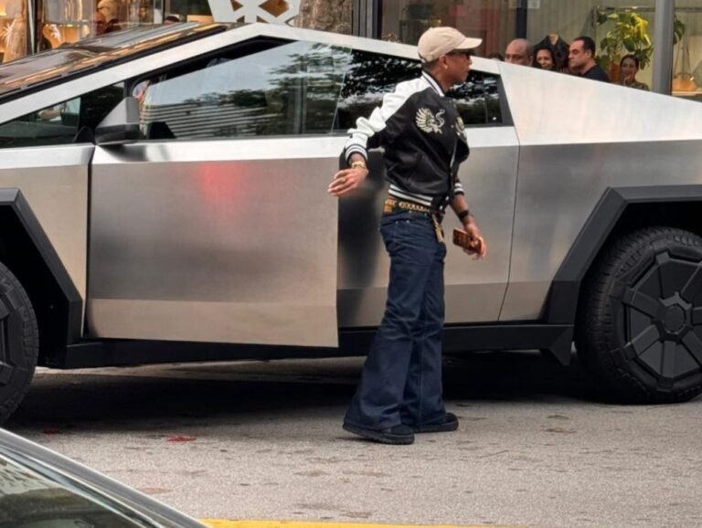 Tesla Cybertruck atterrit entre les mains de Pharrell pour les premières livraisons de célébrités