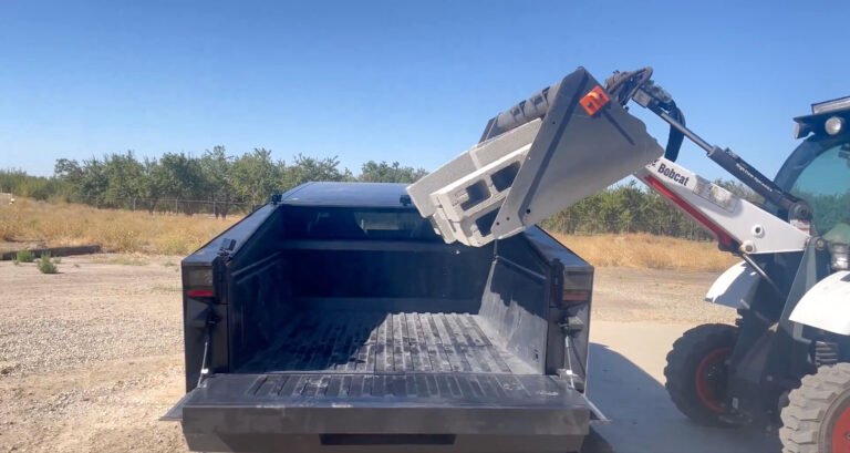 Tesla souligne que le Cybertruck « fait une décharge » à l’aide de parpaings