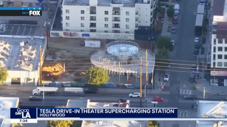 Les progrès de Tesla sur Supercharger avec restaurant et drive-in visibles dans des images aériennes